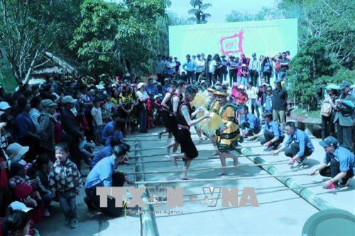 Múa sạp trong ngày hội Giỗ tổ Hùng Vương tại Đà Lạt. Ảnh: Quốc Hùng-TTXVN