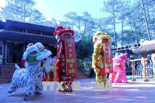 Màn biểu diễn của đội lân sư rồng tại buổi lễ. Ảnh: Quốc Hùng - TTXVN