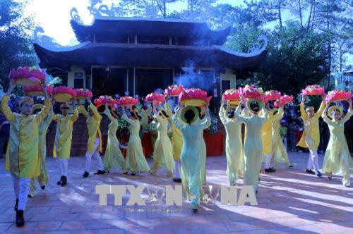 Nghi thức dâng hoa trong buổi lễ. Ảnh: Quốc Hùng - TTXVN