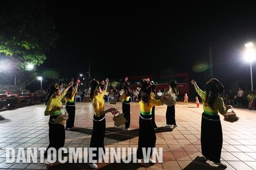 Thành phố Điện Biên Phủ chủ trương đẩy mạnh phát triển du lịch văn hóa, du lịch cộng đồng, góp phần nâng cao thu nhập cho đồng bào dân tộc sinh sống ở các bản văn hóa tham gia làm du lịch. Ảnh: Hoàng Hà