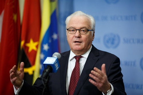 Trong ảnh (tư liệu): Đại diện thường trực của Nga tại LHQ Vitaly Churkin trả lời báo giới tại thành phố New York, Mỹ ngày 5/2. THX/TTXVN