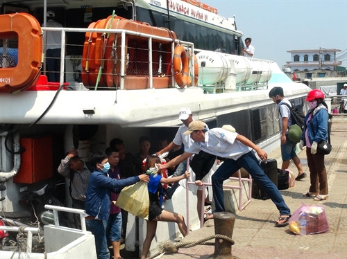 Du khách trở về đất liền sau kỳ nghỉ lễ dài ngày tại huyện đảo Lý Sơn. Ảnh: Vĩnh Trọng - TTXVN Du khách trở về đất liền sau kỳ nghỉ lễ dài ngày tại huyện đảo Lý Sơn. Ảnh: Vĩnh Trọng - TTXVN