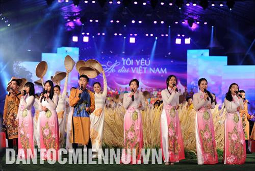 Một tiết mục văn nghệ khai mạc Lễ hội Áo dài Thành phố Hồ Chí Minh 2018