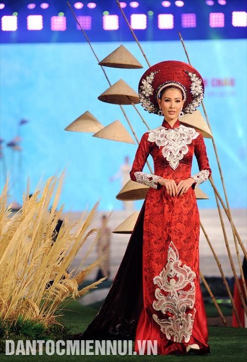 Đa dạng các mẫu trang phục Áo dài xưa và nay được các nghệ sỹ trình diễn tại lễ khai mạc