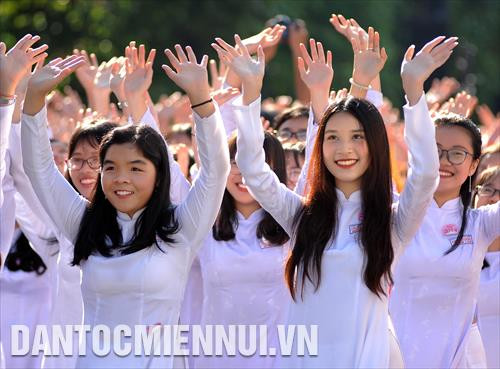 Các nữ sinh duyên dáng trong trang phục Áo dài truyền thống hòa mình vào các vũ điệu đồng diễn Áo dài