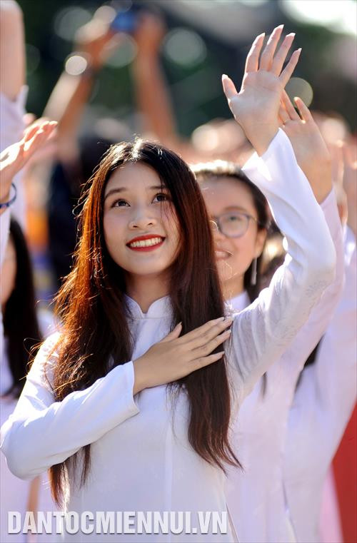 Các nữ sinh duyên dáng trong trang phục Áo dài truyền thống hòa mình vào các vũ điệu đồng diễn Áo dài