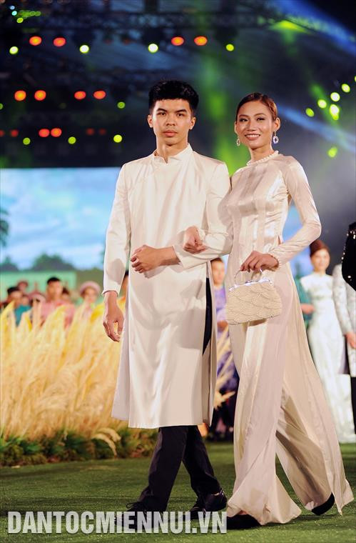 Đông đảo các nghệ sỹ cùng trình diễn các bộ sưu tập Áo dài với các màu sắc và họa tiết độc đáo