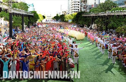 Hàng nghìn người dân Thành phố trong trang phục Áo dài với nhiều màu sắc tham gia đồng diễn Áo dài tại Phố đi bộ Nguyễn Huệ