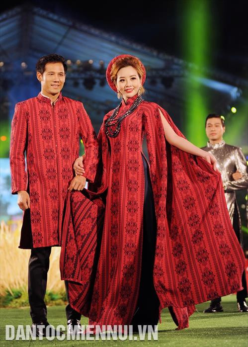 Đông đảo các nghệ sỹ cùng trình diễn các bộ sưu tập Áo dài với các màu sắc và họa tiết độc đáo