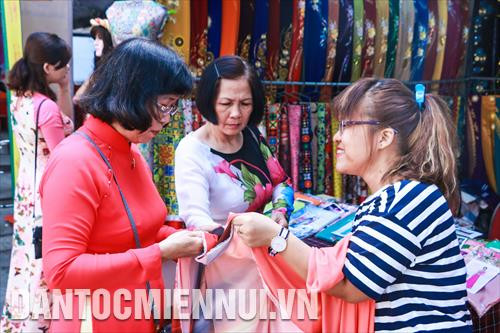 Khách chọn vải may Áo dài tại một cửa hàng trên địa bàn Thành phố Hồ Chí Minh. Ảnh: Hữu Long