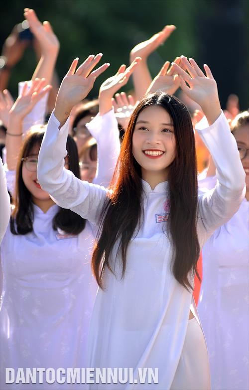 Nữ sinh trường THPT Trưng Vương rạng rỡ, đằm thắm trong trang phục Áo dài truyền thống