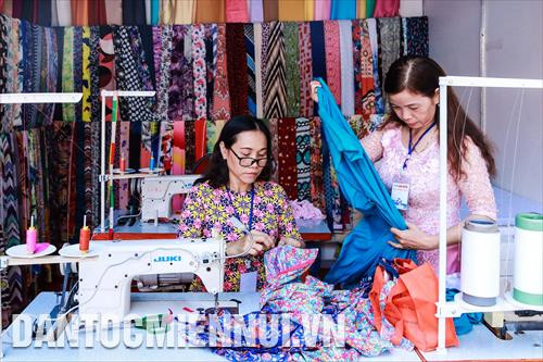 Khách chọn vải may Áo dài tại một cửa hàng trên địa bàn Thành phố Hồ Chí Minh. Ảnh: Hữu Long