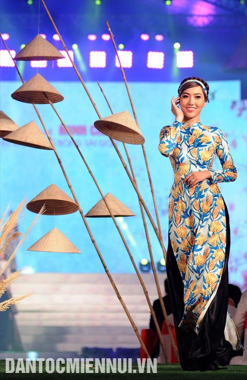 Đa dạng các mẫu trang phục Áo dài xưa và nay được các nghệ sỹ trình diễn tại lễ khai mạc