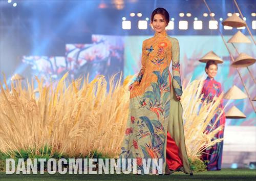 Đa dạng các mẫu trang phục Áo dài xưa và nay được các nghệ sỹ trình diễn tại lễ khai mạc