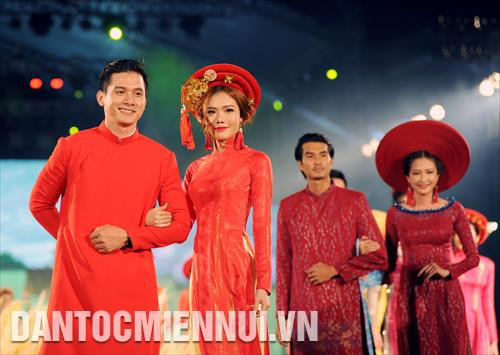 Đông đảo các nghệ sỹ cùng trình diễn các bộ sưu tập Áo dài với các màu sắc và họa tiết độc đáo