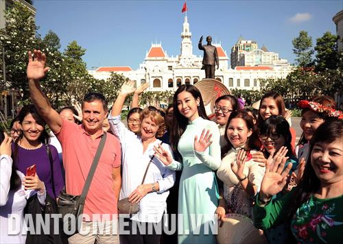 Hoa Hậu Việt Nam 2016 Đỗ Mỹ Linh rạng rỡ với du khách quốc tế và người dân Thành phố Hồ Chí Minh