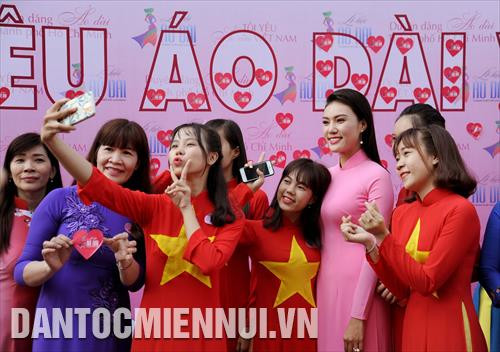 Các bạn trẻ, người dân Thành phố trong trang phục Áo dài chụp ảnh lưu niệm cùng với các đại sứ hình ảnh Lễ hội Áo dài Thành phố Hồ Chí Minh 2018