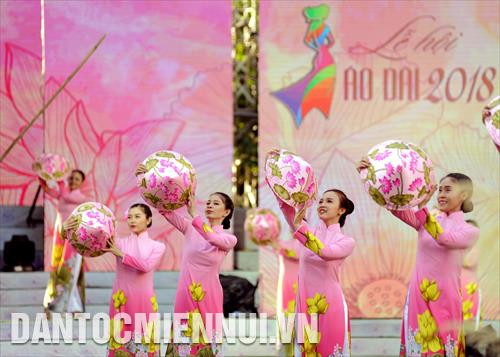 Một tiết mục múa do các văn nghệ sỹ biểu diễn tại chương trình đồng diễn Áo dài