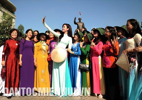 Hoa Hậu Việt Nam 2016 Đỗ Mỹ Linh – đại sứ hình ảnh Lễ hội Áo dài Thành phố Hồ Chí Minh 2018 với người dân Thành phố trước tượng đài Bác tại Phố đi bộ Nguyễn Huệ