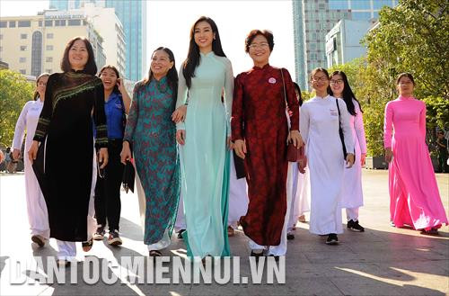 Các đại biểu tham gia diễu hành Áo dài tại Phố đi bộ Nguyễn Huệ