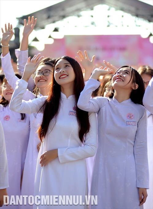 Các nữ sinh duyên dáng trong trang phục Áo dài truyền thống hòa mình vào các vũ điệu đồng diễn Áo dài