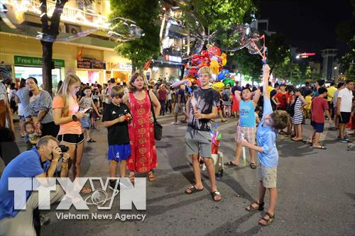 Đông đảo người dân tham gia các hoạt động trên phố đi bộ hồ Hoàn Kiếm trong ngày Quốc khánh 2/9/2017. Ảnh: Thành Đạt – TTXVN Đông đảo người dân tham gia các hoạt động trên phố đi bộ hồ Hoàn Kiếm trong ngày Quốc khánh 2/9/2017. Ảnh: Thành Đạt – TTXVN