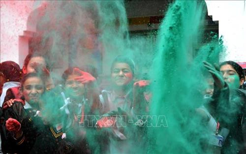 Người dân tham gia lễ hội Holi tại Ahmedabad , Ấn Độ ngày 20/3/2019. Ảnh: AFP/ TTXVN Trẻ em ném bột màu trong lễ hội Holi tại đền Kalupur Swaminarayan ở Ahmedabad, Ấn Độ, ngày 20/3/2019. Ảnh: AFP/ TTXVN Người dân ném bột màu trong lễ hội Holi tại đền Kalupur Swaminarayan ở Ahmedabad, Ấn Độ, ngày 20/3/2019. Ảnh: AFP/ TTXVN Trẻ em ném bột màu trong lễ hội Holi ở Jammu, thủ phủ mùa đông của khu vực Kashmir do Ấn Độ kiểm soát, ngày 20/3/2019. Ảnh: THX/ TTXVN Trẻ em tham gia lễ hội Holi ở Jammu, thủ phủ mùa đông của khu vực Kashmir do Ấn Độ kiểm soát, ngày 20/3/2019. Ảnh: THX/ TTXVN Người dân tham gia lễ hội Holi tại Ahmedabad , Ấn Độ ngày 20/3/2019. Ảnh: AFP/ TTXVN Trẻ em ném bột màu trong lễ hội Holi tại đền Kalupur Swaminarayan ở Ahmedabad, Ấn Độ, ngày 20/3/2019. Ảnh: AFP/ TTXVN Người dân ném bột màu trong lễ hội Holi tại đền Kalupur Swaminarayan ở Ahmedabad, Ấn Độ, ngày 20/3/2019. Ảnh: AFP/ TTXVN Trẻ em ném bột màu trong lễ hội Holi ở Jammu, thủ phủ mùa đông của khu vực Kashmir do Ấn Độ kiểm soát, ngày 20/3/2019. Ảnh: THX/ TTXVN Trẻ em tham gia lễ hội Holi ở Jammu, thủ phủ mùa đông của khu vực Kashmir do Ấn Độ kiểm soát, ngày 20/3/2019. Ảnh: THX/ TTXVN