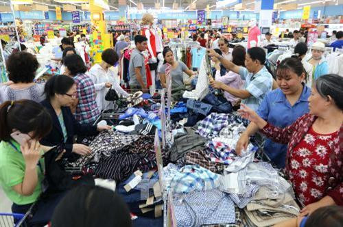 Người tiêu dùng chọn mua hàng tại siêu thị Co.opmart Huỳnh Tấn Phát. Ảnh: Thanh Vũ - TTXVN