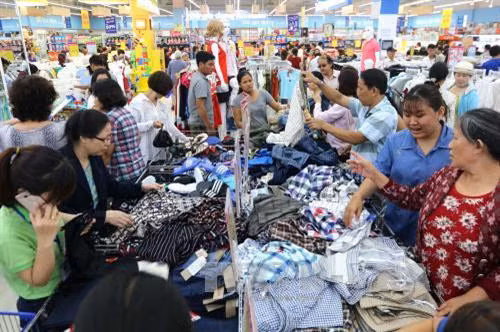 Người tiêu dùng chọn mua hàng tại siêu thị Co.opmart Huỳnh Tấn Phát. Ảnh: Thanh Vũ - TTXVN