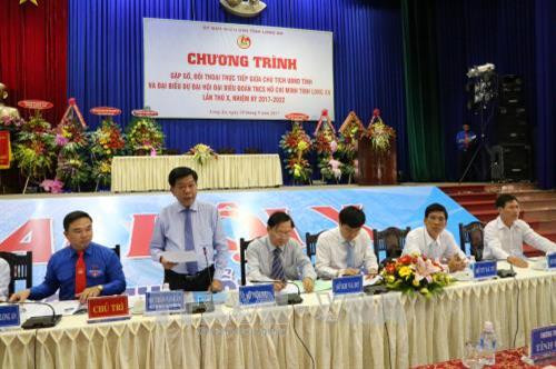Ông Trần Văn Cần, Chủ tịch UBND tỉnh Long An trả lời câu hỏi của đoàn viên-thanh niên. Ảnh: Thanh Bình-TTXVN
