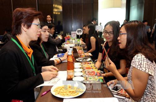 Các doanh nghiệp Việt Nam gặp gỡ, hợp tác và xúc tiến thương mại với nhà sản xuất Thái Lan. Ảnh: Thanh Vũ - TTXVN