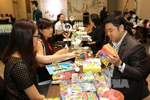 Các doanh nghiệp Việt Nam gặp gỡ, hợp tác và xúc tiến thương mại với nhà sản xuất Thái Lan. Ảnh: Thanh Vũ - TTXVN