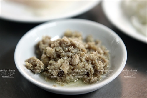 Thịt lợn băm xào chín.