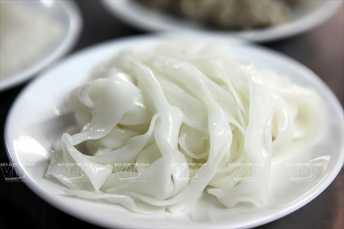 Sợi hủ tiếu tươi làm từ bột gạo.
