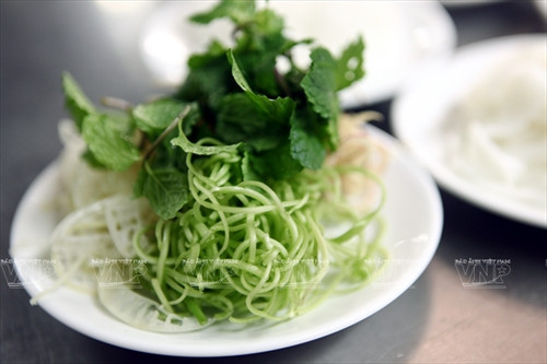 Các loại rau sống ăn kèm.