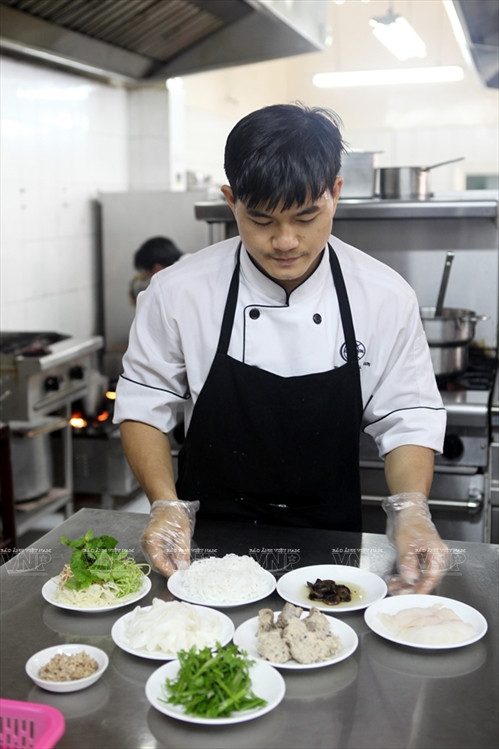 Đầu bếp Khách sạn Continental Sài Gòn chuẩn bị món hủ tíu cá Sài Gòn.
