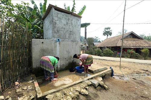 Nước sạch được đưa về phục vụ đời sống của người dân. Ảnh: Phan Tuấn Anh - TTXVN Nước sạch được đưa về phục vụ đời sống của người dân. Ảnh: Phan Tuấn Anh - TTXVN