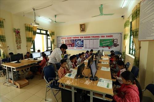Nhiều trường học được trang bị máy tính phục vụ công tác dạy và học. Ảnh: Phan Tuấn Anh - TTXVN Nhiều trường học được trang bị máy tính phục vụ công tác dạy và học. Ảnh: Phan Tuấn Anh - TTXVN