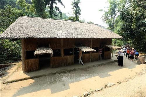 Du khách tham quan Sở Chỉ huy Chiến dịch Điện Biên Phủ. Ảnh: Phan Tuấn Anh - TTXVN Du khách tham quan Sở Chỉ huy Chiến dịch Điện Biên Phủ. Ảnh: Phan Tuấn Anh - TTXVN