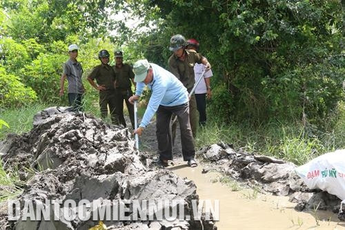 Đắp đê, ngăn bờ để ngăn ngừa xâm nhập mặn ảnh hưởng đến ruộng lúa và vườn cây ăn quả. Ảnh: Minh Trí Đắp đê, ngăn bờ để ngăn ngừa xâm nhập mặn ảnh hưởng đến ruộng lúa và vườn cây ăn quả. Ảnh: Minh Trí