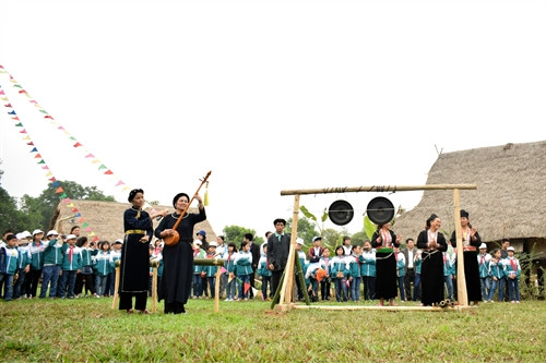 Nghệ nhân Nguyễn Thị Xuyến biểu diễn bài hát then "Bác Hồ về thăm quê nọong”