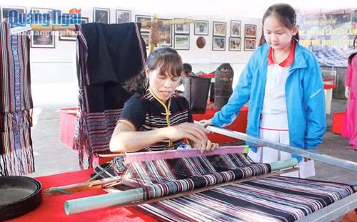 Nghệ nhân làng Teng, xã Ba Thành (Ba Tơ) dệt thổ cẩm. Ảnh: baoquangngai.vn