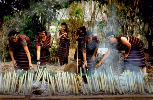 Người M'Nông nấu cơm lam đãi khách rồi vùi trong tro bếp cho nóng. Ảnh: baogialai.com.vn