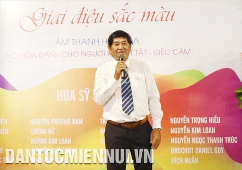 Họa sỹ Văn Y, Chủ nhiệm nhóm Âm thanh Hội họa trực thuộc Hội Mỹ thuật Thành phố Hồ Chí Minh phát biểu, giới thiệu về hoạt động của nhóm