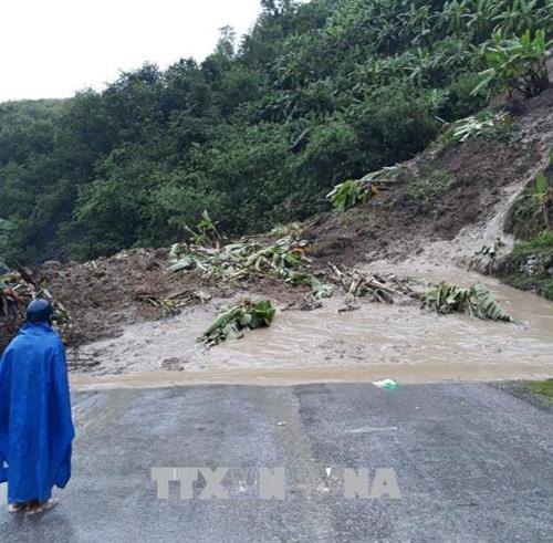 Hiện trường vụ sạt sụt đất đá. Ảnh: TTXVN phát Hiện trường vụ sạt sụt đất đá. Ảnh: TTXVN phát