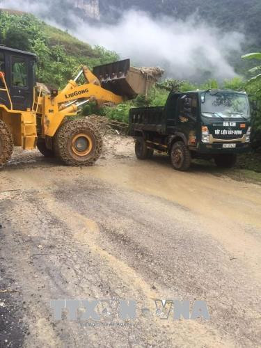 Đơn vị quản lý giao thông tuyến Quốc lộ 279D khắc phục hậu quả sạt lở do mưa lũ gây ra. Ảnh: TTXVN phát Đơn vị quản lý giao thông tuyến Quốc lộ 279D khắc phục hậu quả sạt lở do mưa lũ gây ra. Ảnh: TTXVN phát
