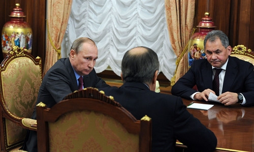 Trong ảnh (tư liệu): Tổng thống Nga Vladimir Putin (trái) trong cuộc họp với Bộ trưởng Quốc phòng Sergei Shoigu (phải) và Ngoại trưởng Sergei Lavrov (giữa) tại Moskva ngày 14/3. AFP/ TTXVN