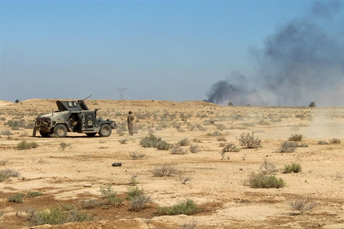 Trong ảnh (tư liệu): Lực lượng an ninh Iraq làm nhiệm vụ sau khi giành quyền kiểm soát làng Al-Mamoura ở gần thị trấn Heet, tỉnh Anbar ngày 2/4. AFP/TTXVN