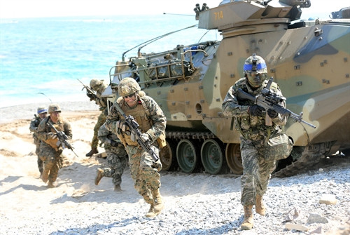 Hàn Quốc và Mỹ ngày 12/3 đã tiến hành một cuộc tập trận với quy mô lớn nhất từ trước tới nay tại thành phố cảng Pohang thuộc bờ biển phía Đông Hàn Quốc trong bối cảnh căng thẳng đang gia tăng trên Bán đảo Triều Tiên. Trong ảnh: Binh sĩ Mỹ và Hàn Quốc tham gia cuộc tập trận đổ bộ ởPohang. YONHAP/TTXVN