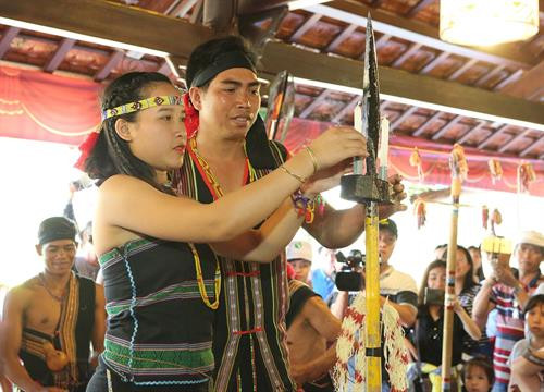 Đôi vợ chồng trẻ thực hiện nghi thức thổi và so đèn sáp, cây nào dài hơn thì người đó sống lâu hơn. Ảnh: Dương Giang - TTXVN Đôi vợ chồng trẻ thực hiện nghi thức thổi và so đèn sáp, cây nào dài hơn thì người đó sống lâu hơn. Ảnh: Dương Giang - TTXVN